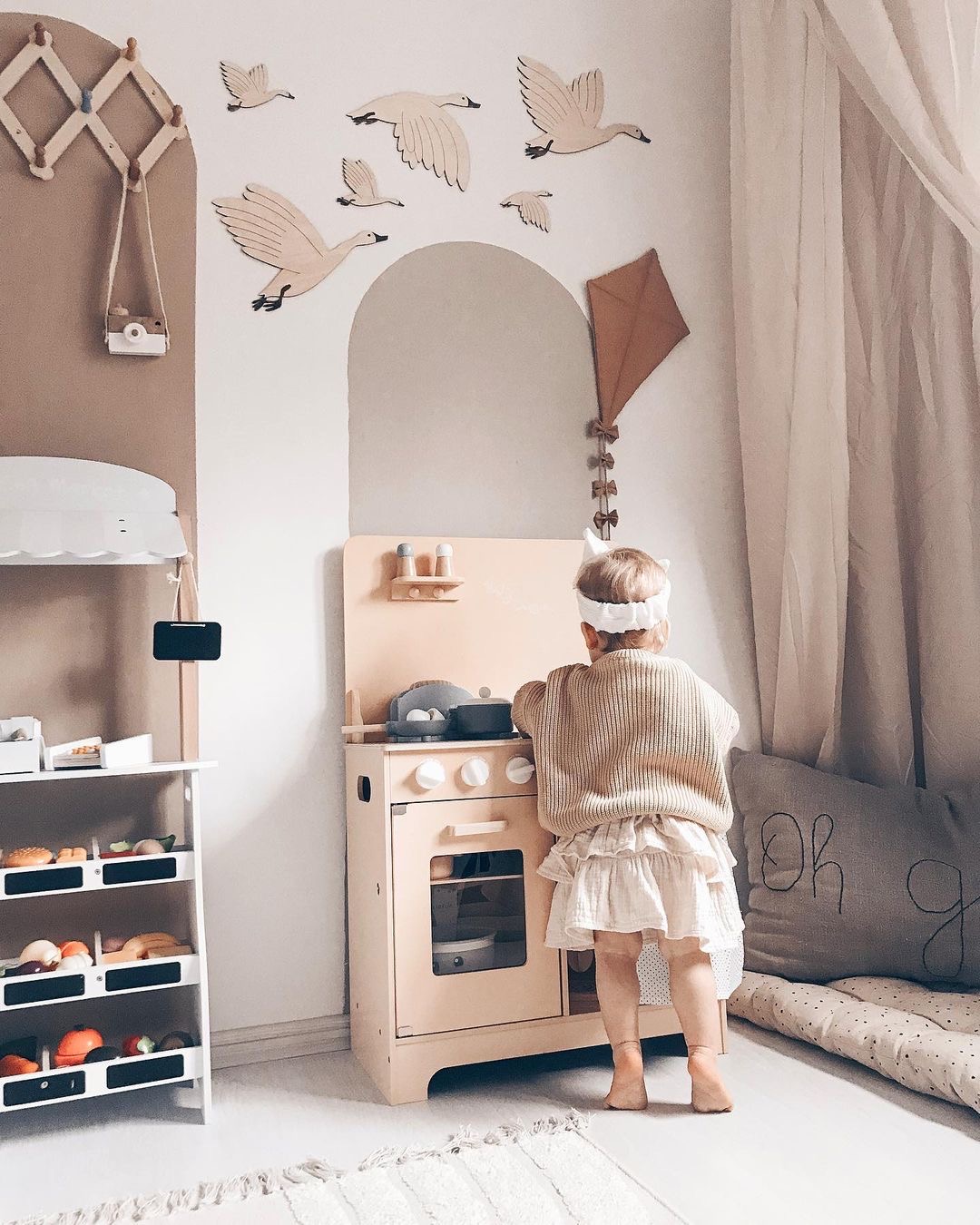 Cozinha de madeira com avental, acessórios e iluminação LED