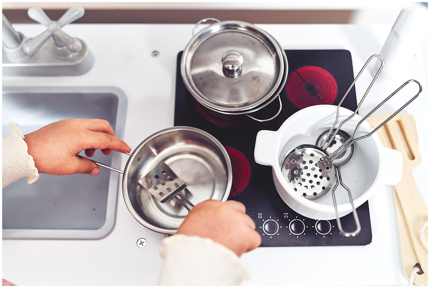 Grandes acessórios de cozinha brancos de madeira e avental