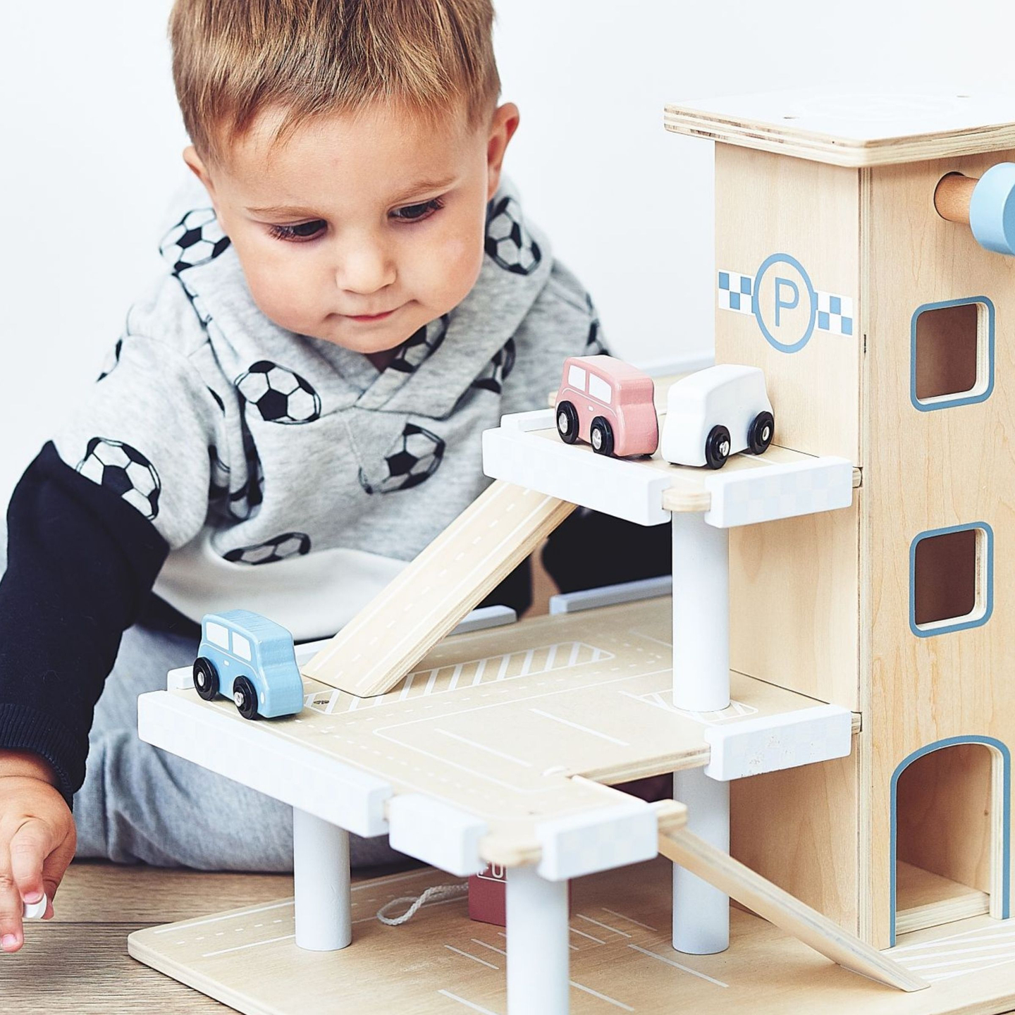 Estacionamento de três níveis em madeira com elevador - garagem para carros e helicóptero