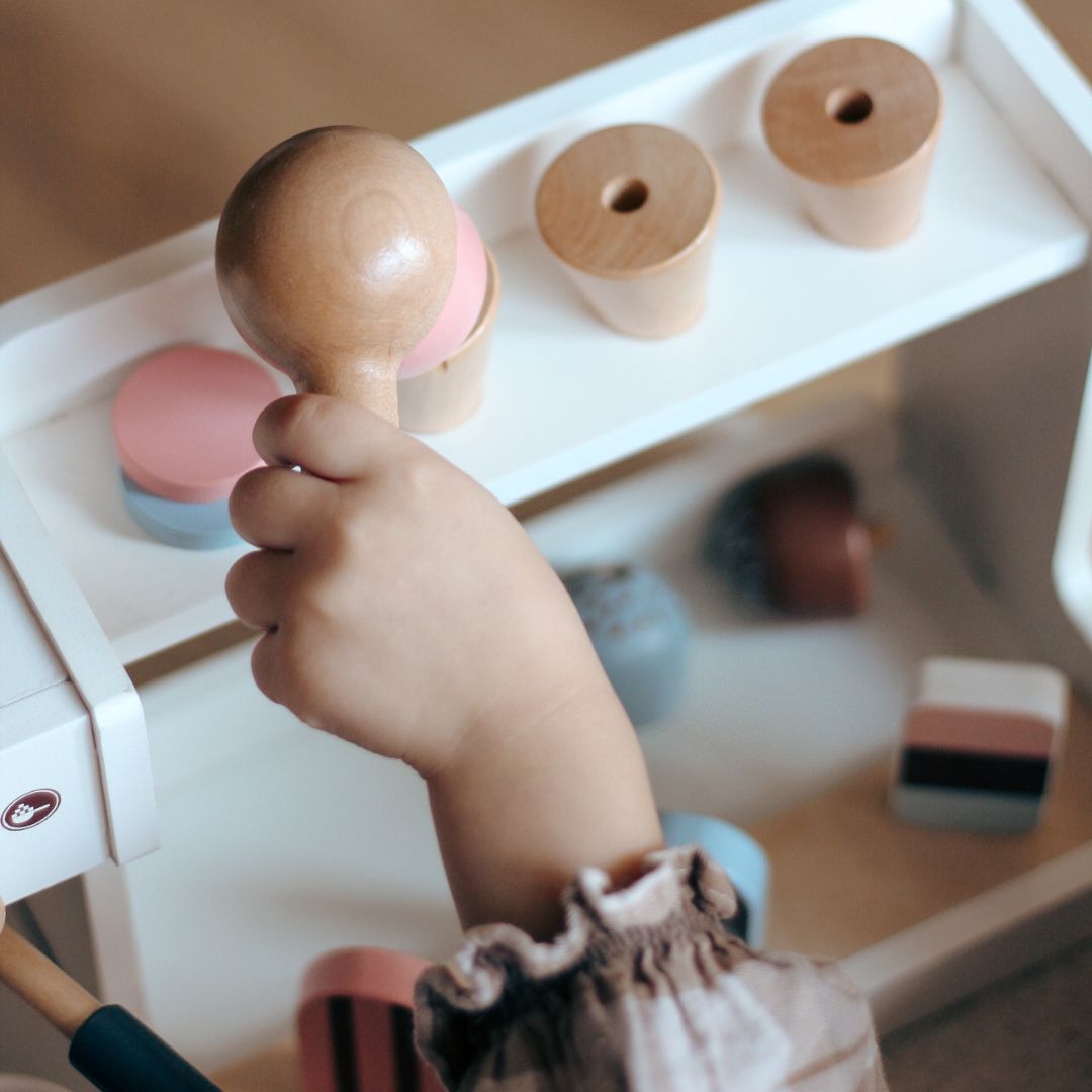 Sorveteria de madeira com máquina de café - café com acessórios