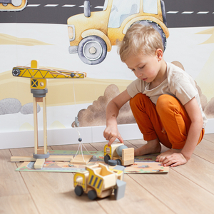 Canteiro de obras de madeira com grande guindaste móvel e veículos, guindaste de torre