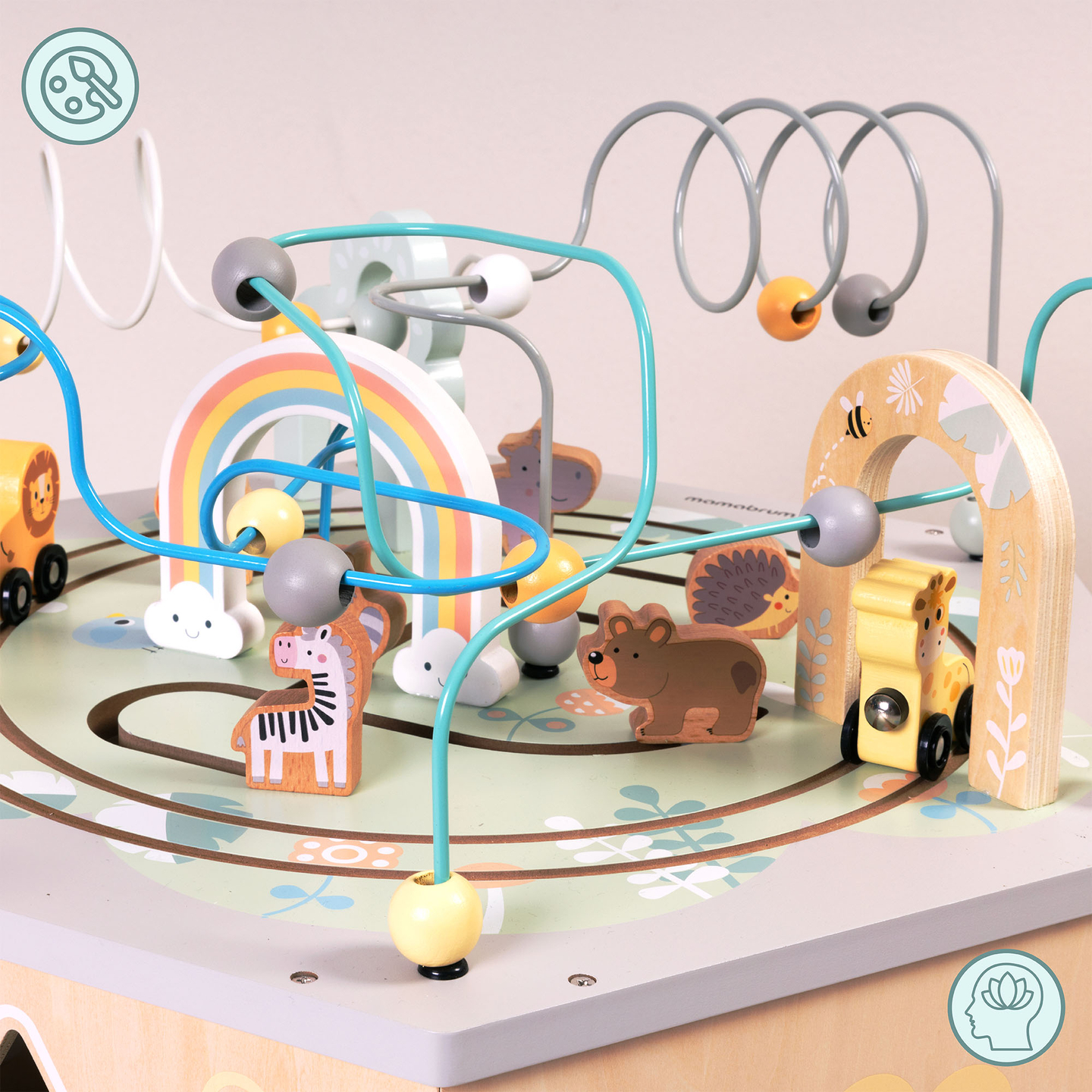 Grande cubo educacional de madeira - um brinquedo Montessori com um trem magnético e laços de motor