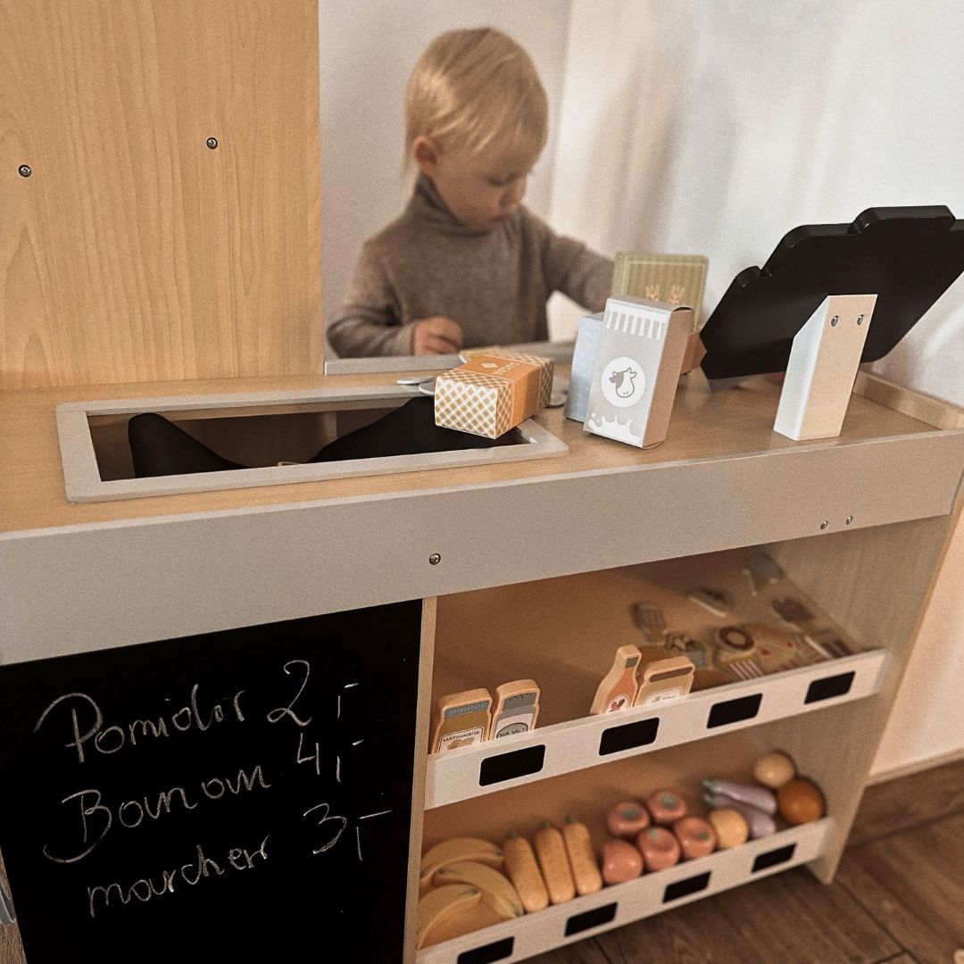 Mercearia de madeira - uma grande barraca XXL, uma loja com caixa registradora