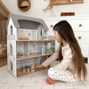 Casa de bonecas de madeira branca com terraço e acessórios