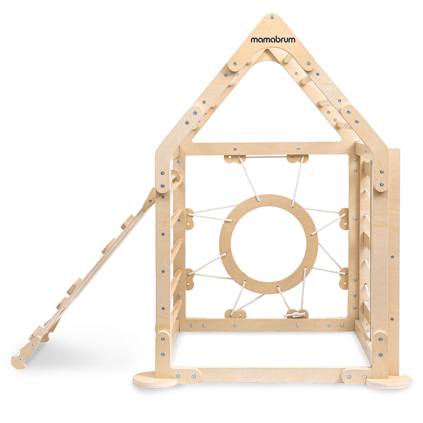 Playground interno de madeira para crianças - uma casa com escadas e um escorregador