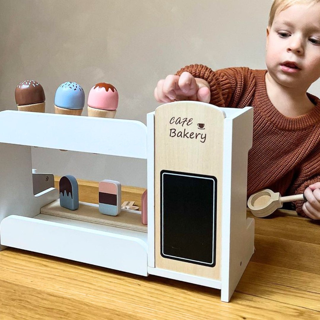 Sorveteria de madeira com máquina de café - café com acessórios