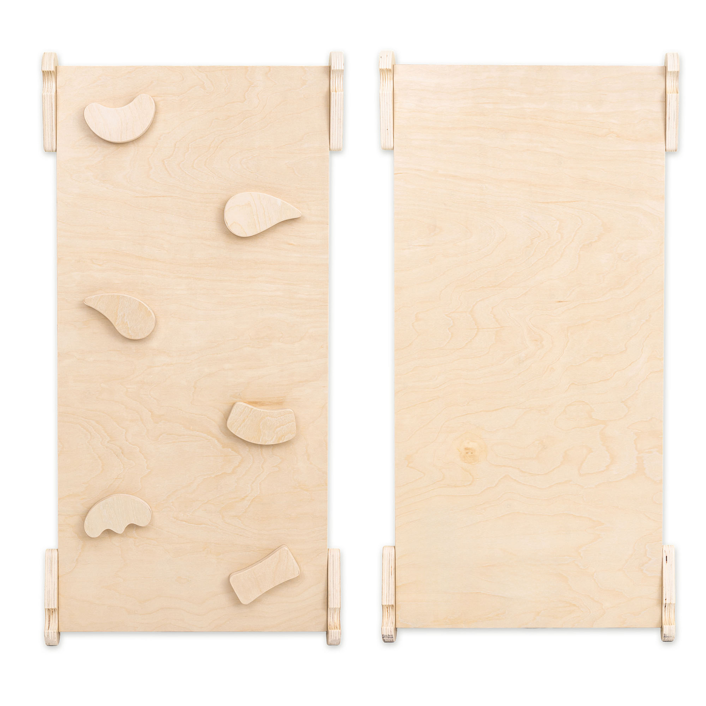 Playground interno de madeira para crianças - uma casa com escadas e um escorregador