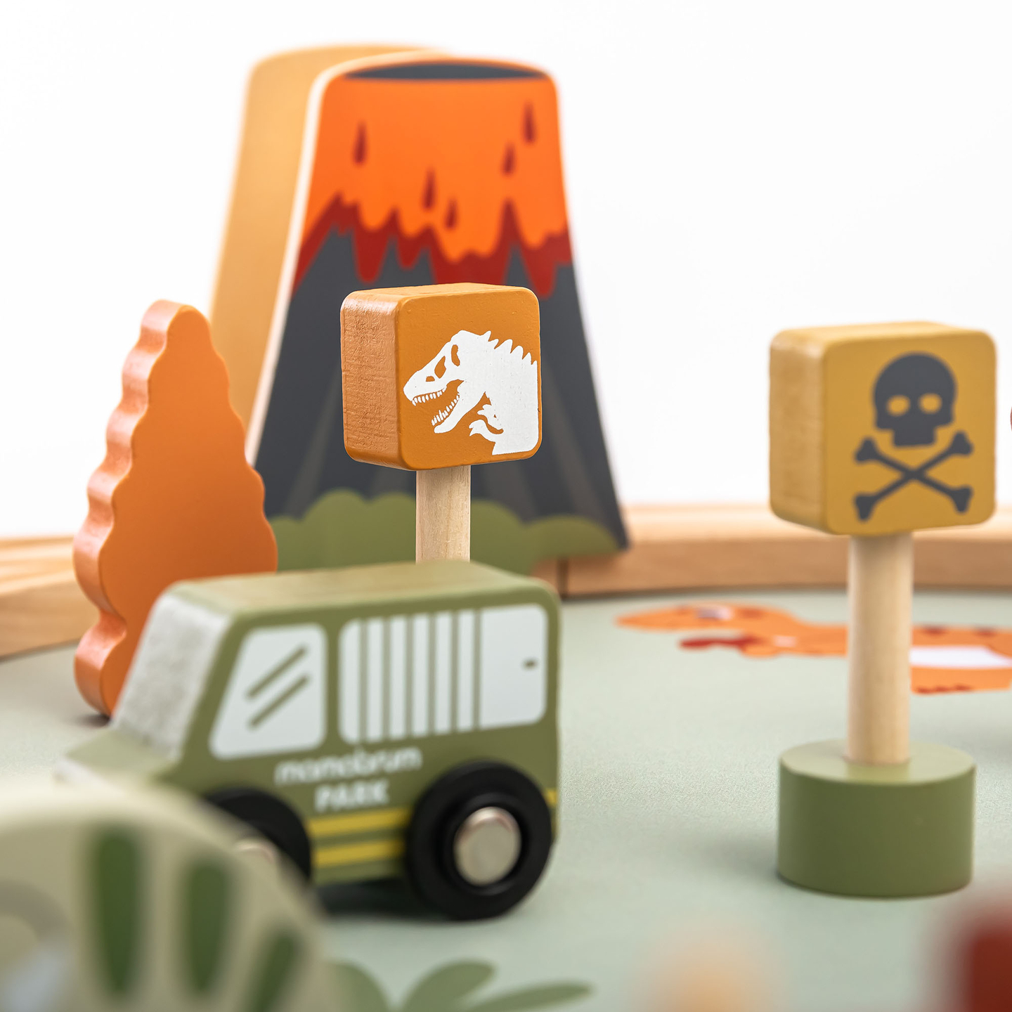 Trem de madeira Dino Park com tapete antiderrapante - dinossauros, trem, trilhos, vulcão, sino