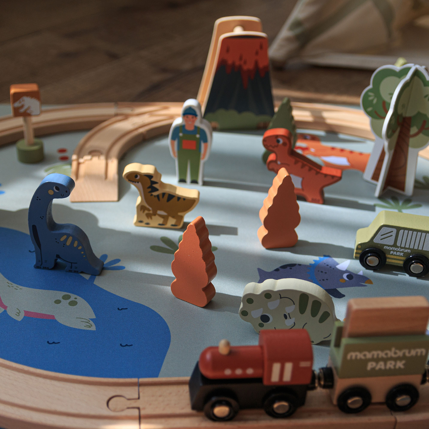 Trem de madeira Dino Park com tapete antiderrapante - dinossauros, trem, trilhos, vulcão, sino