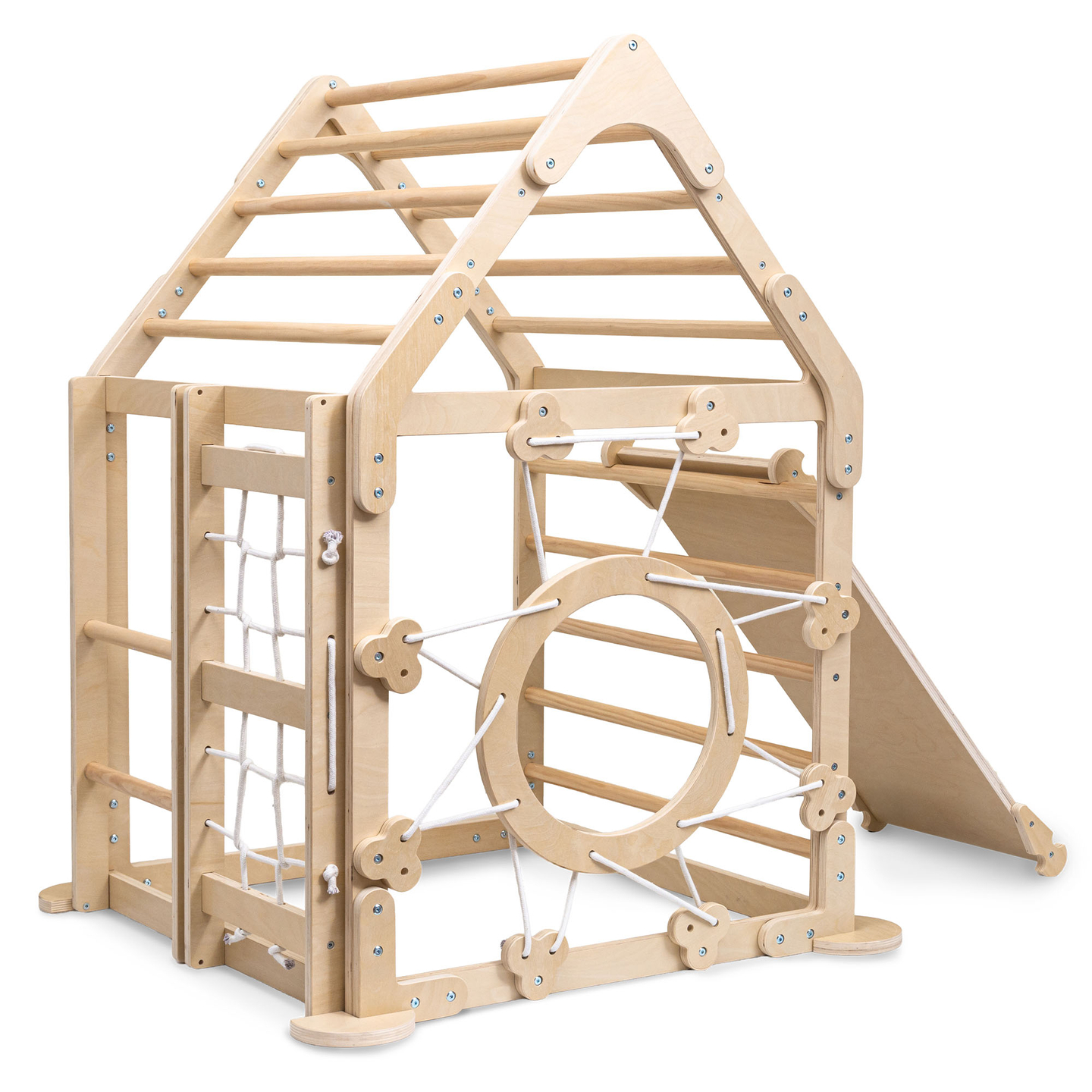 Playground interno de madeira para crianças - uma casa com escadas e um escorregador