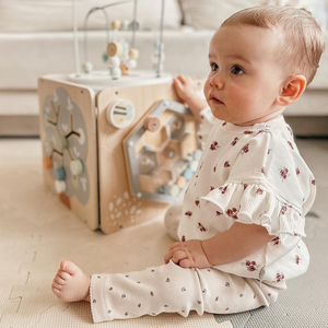 Grande cubo de atividades de madeira com laço - Montessori