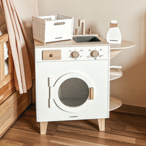 Máquina de lavar roupa em madeira com ferro de engomar, cesto e líquido de lavagem