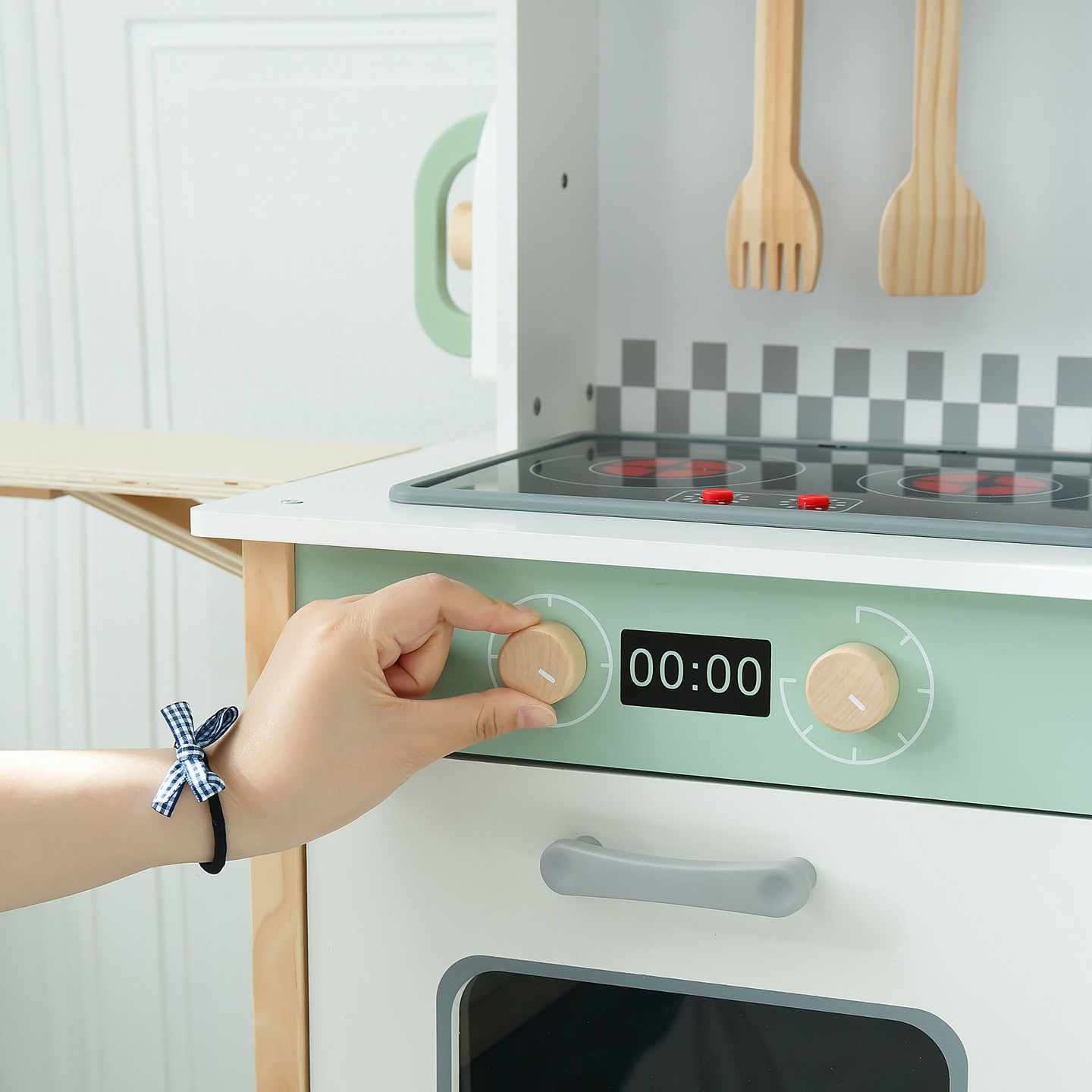 Cozinha interactiva com máquina de lavar roupa, máquina de lavar louça e quadro de giz