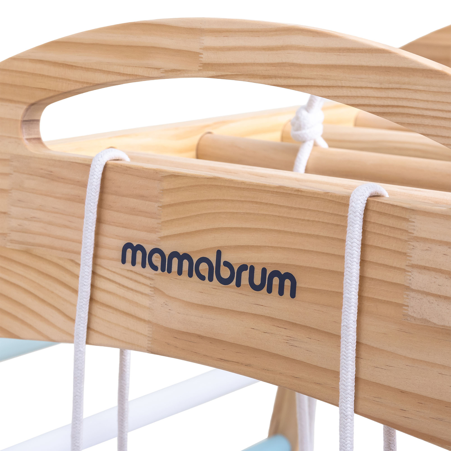 Parque infantil coberto de madeira com balanço, argolas de ginástica e rede de escalada