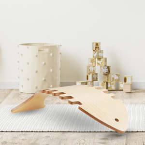 Uma prancha de equilíbrio de madeira em forma de peixe - um balance rocker