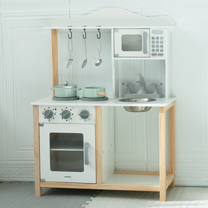 Cozinha infantil em madeira com micro-ondas