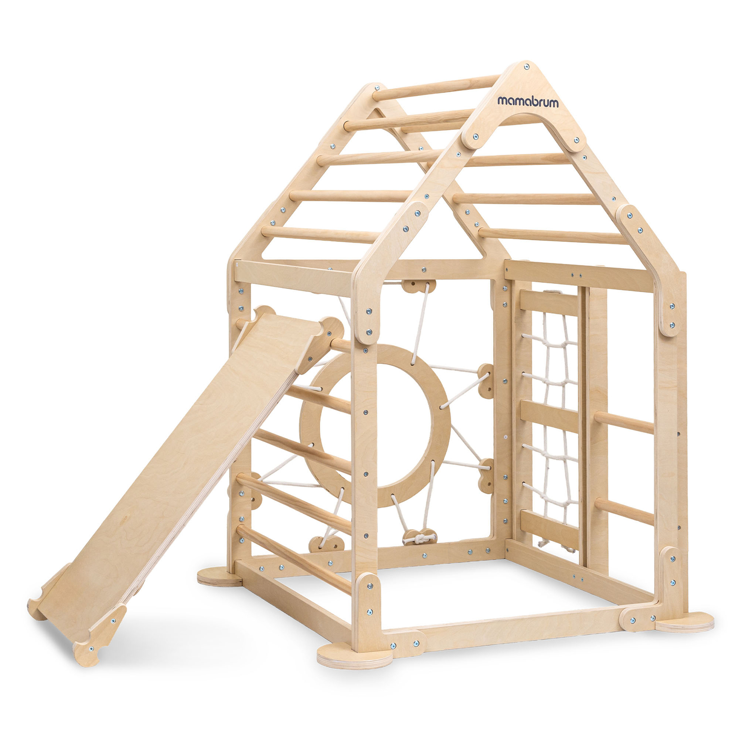Playground interno de madeira para crianças - uma casa com escadas e um escorregador