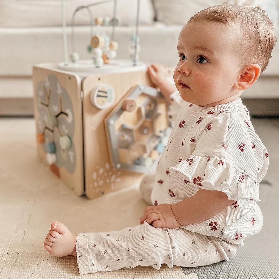 Grande cubo de atividades de madeira com laço - Montessori