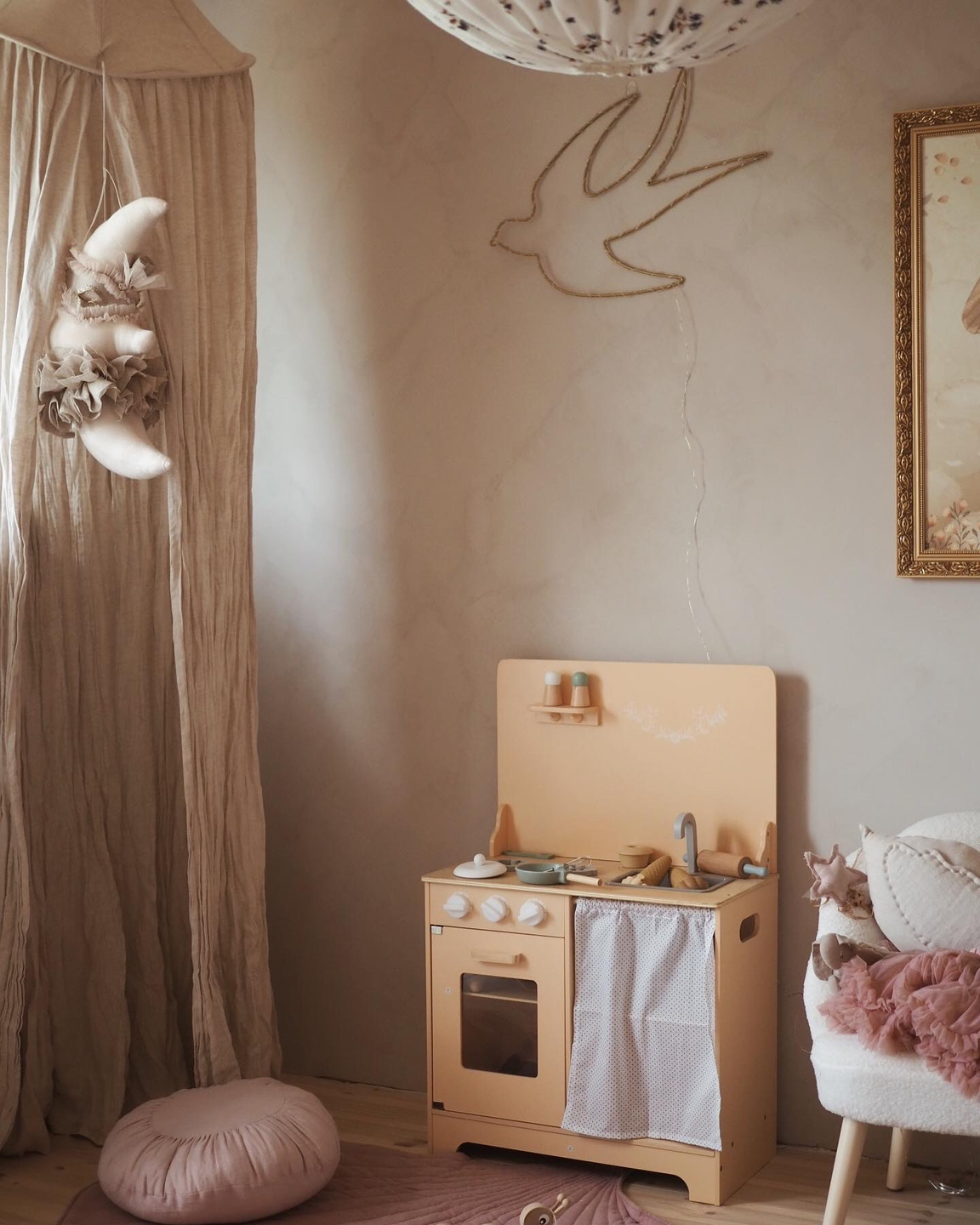 Cozinha de madeira com avental, acessórios e iluminação LED