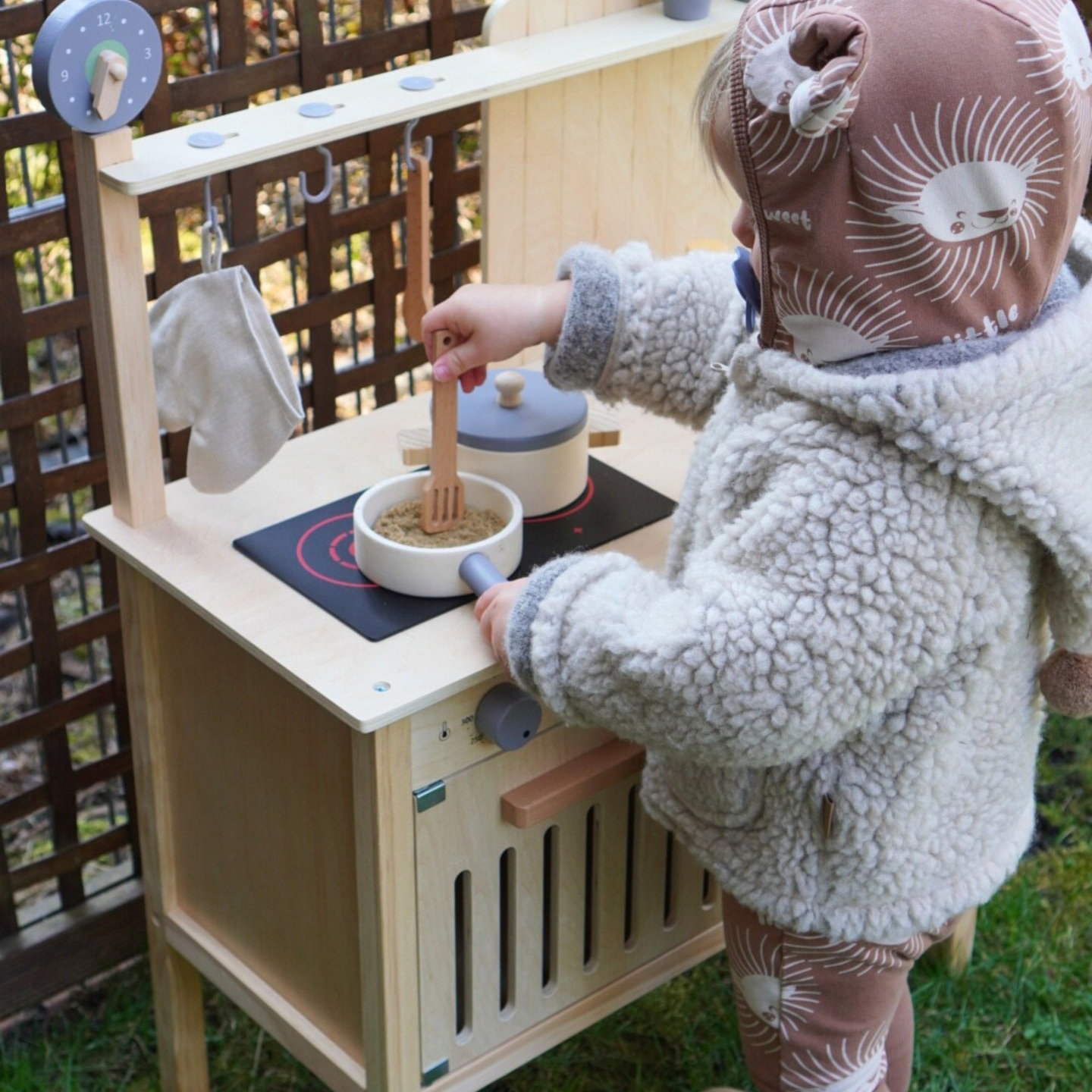 Cozinha de jardim em madeira com acessórios - boho natural