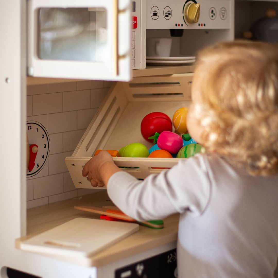 Frutas e legumes de madeira para cortar