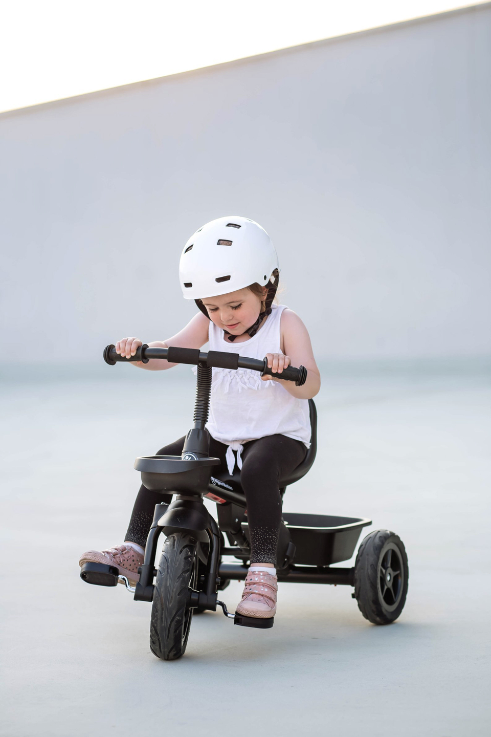 Triciclo HyperMotion TOBI VECTOR - rodas permanentemente infladas + empurrador. Cor preta.