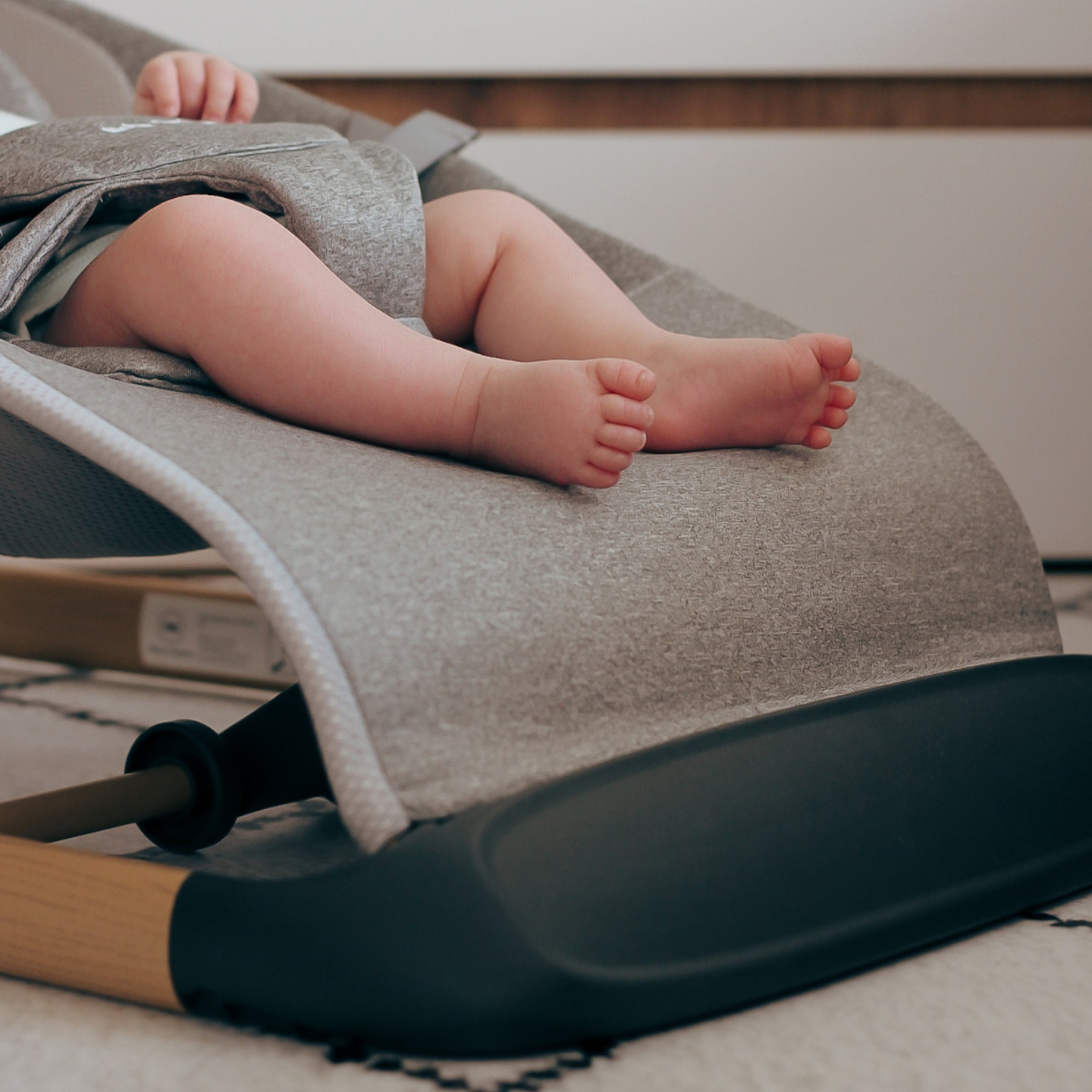 Cadeira de balanço 2 em 1 com inserção Moby-System LILY – cinza