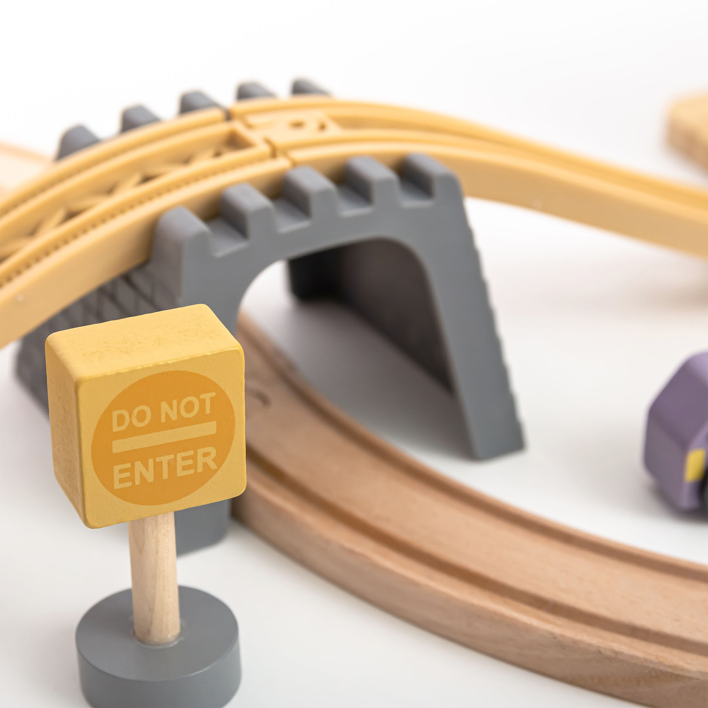 Ferrovia urbana de madeira com trem elétrico - guindaste móvel, navio, pontes