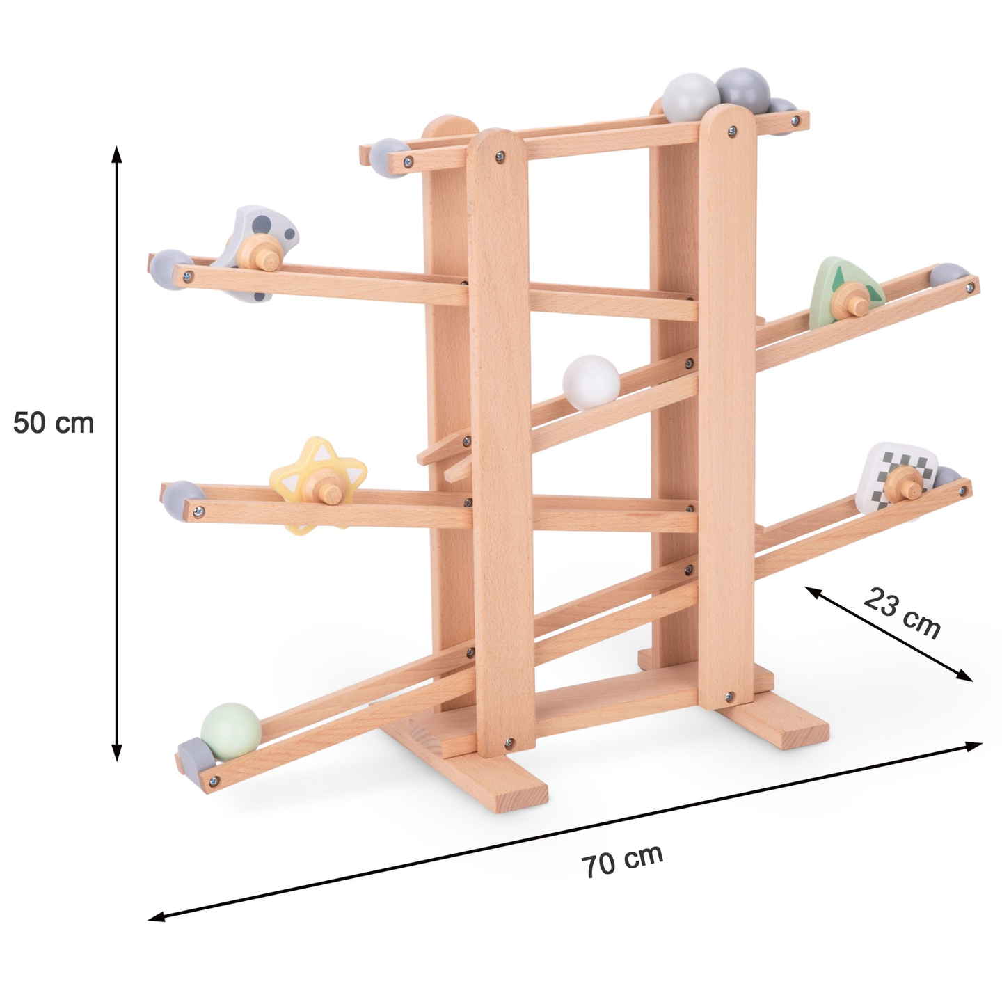 Uma grande pista de bolas de madeira - um escorregador com elementos giratórios