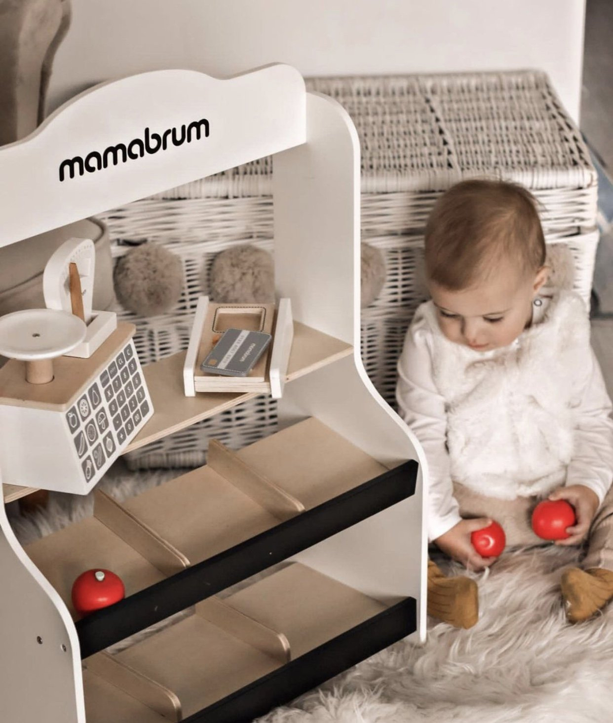 Minimercado - loja com balança, terminal, cartão de pagamento e fruta