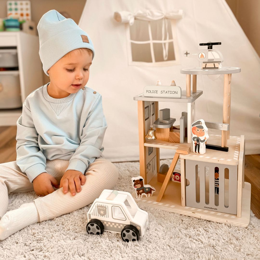 Delegacia de madeira com acessórios