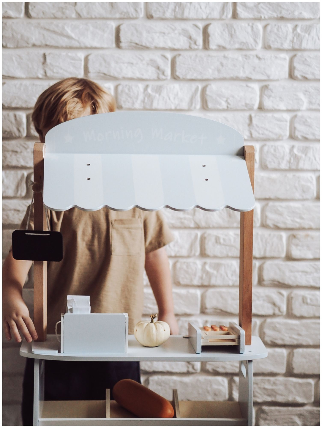 Mercearia - uma barraca de madeira com caixas, caixa registradora e terminal