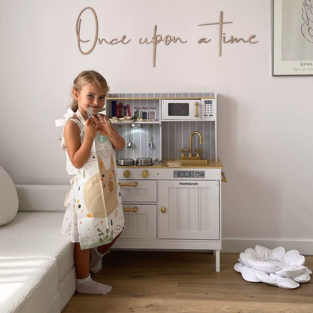 Cozinha branca em madeira com acessórios e avental