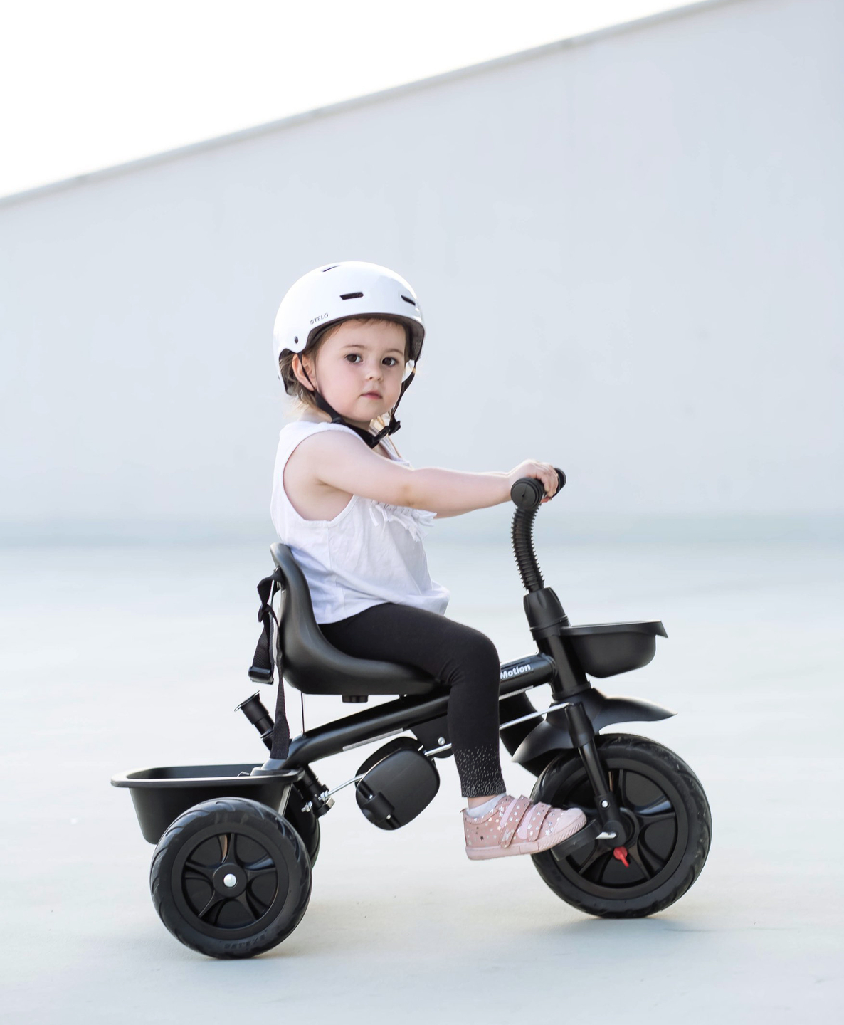 Triciclo HyperMotion TOBI VECTOR - rodas permanentemente infladas + empurrador. Cor preta.