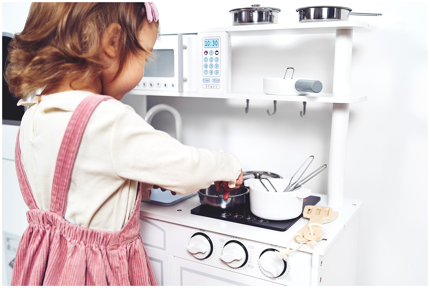 Grandes acessórios de cozinha brancos de madeira e avental