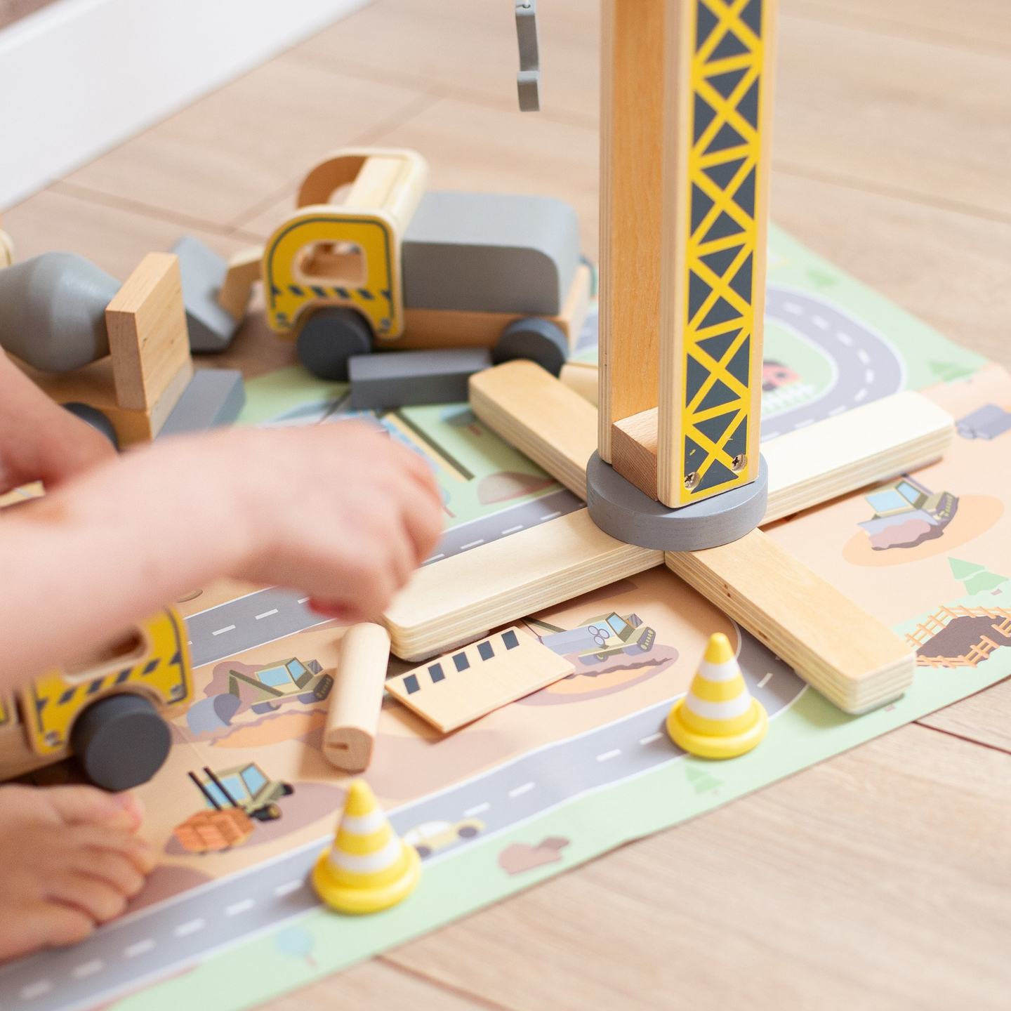 Canteiro de obras de madeira com grande guindaste móvel e veículos, guindaste de torre