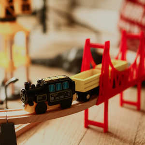 Ferrovia de madeira, trem movido a bateria - Cidade: trilhos, carros, ponte, aeroporto