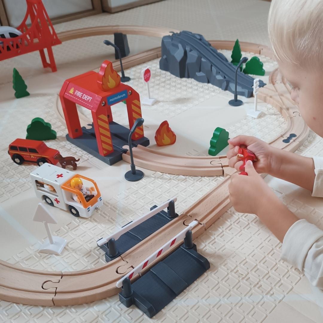 Trem de madeira, trem movido a bateria - Corpo de Bombeiros, trilhos, carros, pontes, barreira