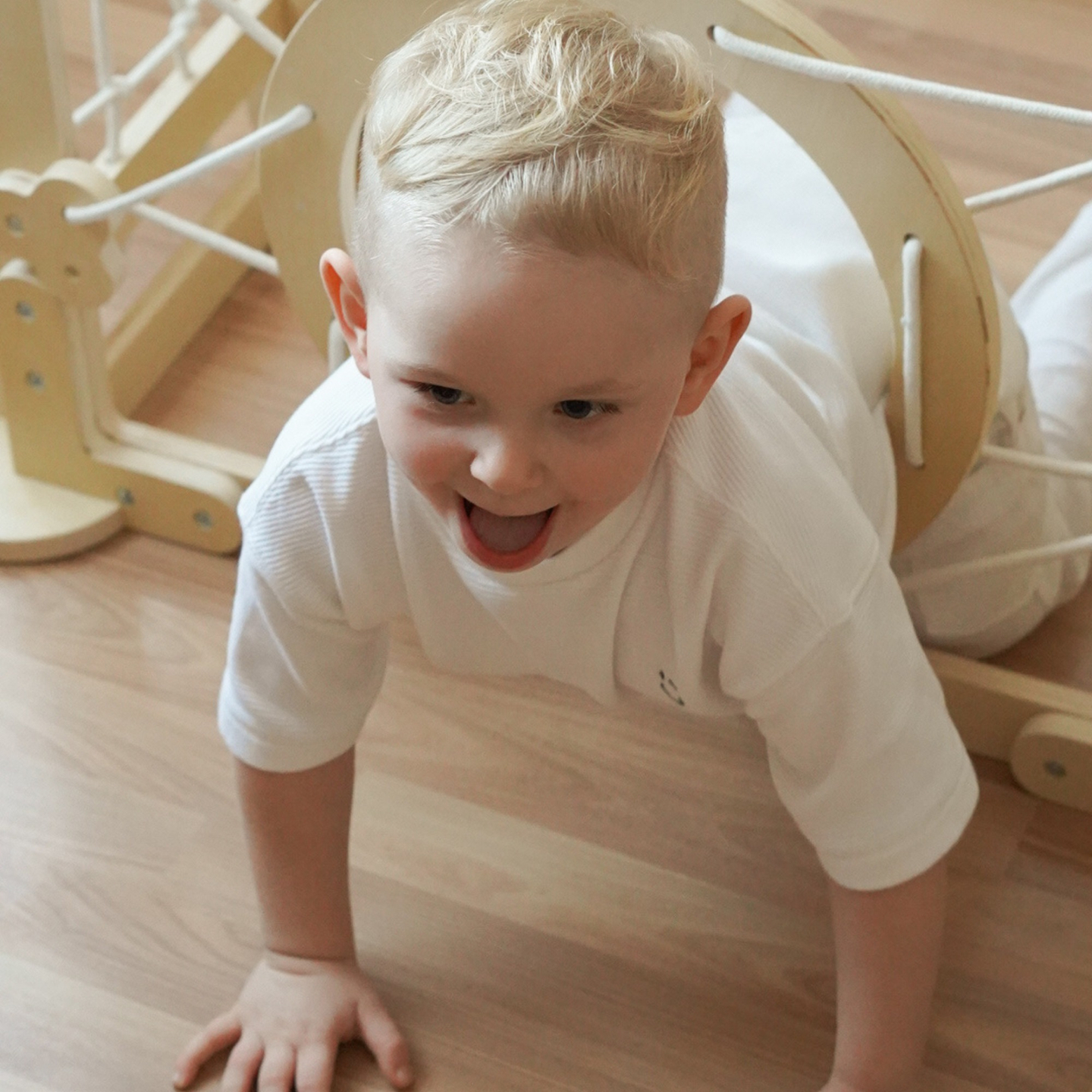Playground interno de madeira para crianças - uma casa com escadas e um escorregador