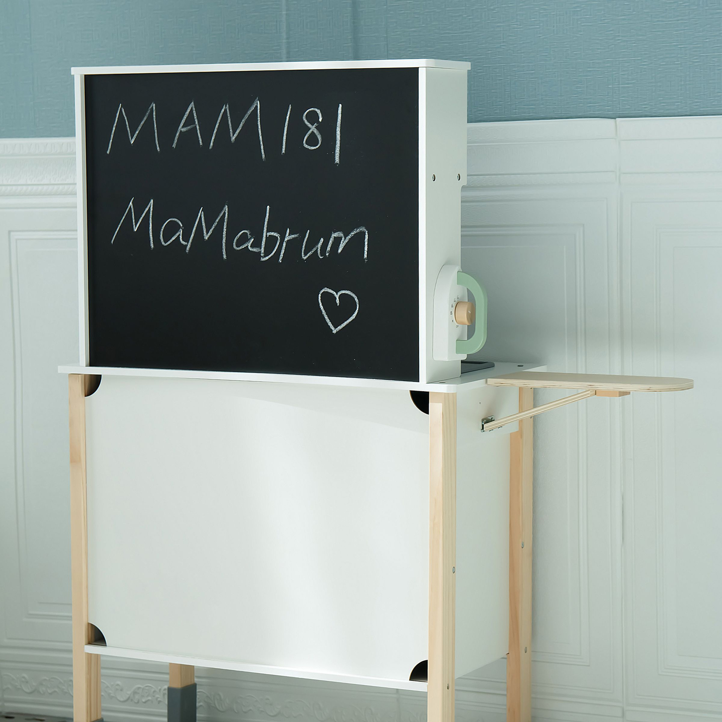 Cozinha interactiva com máquina de lavar roupa, máquina de lavar louça e quadro de giz