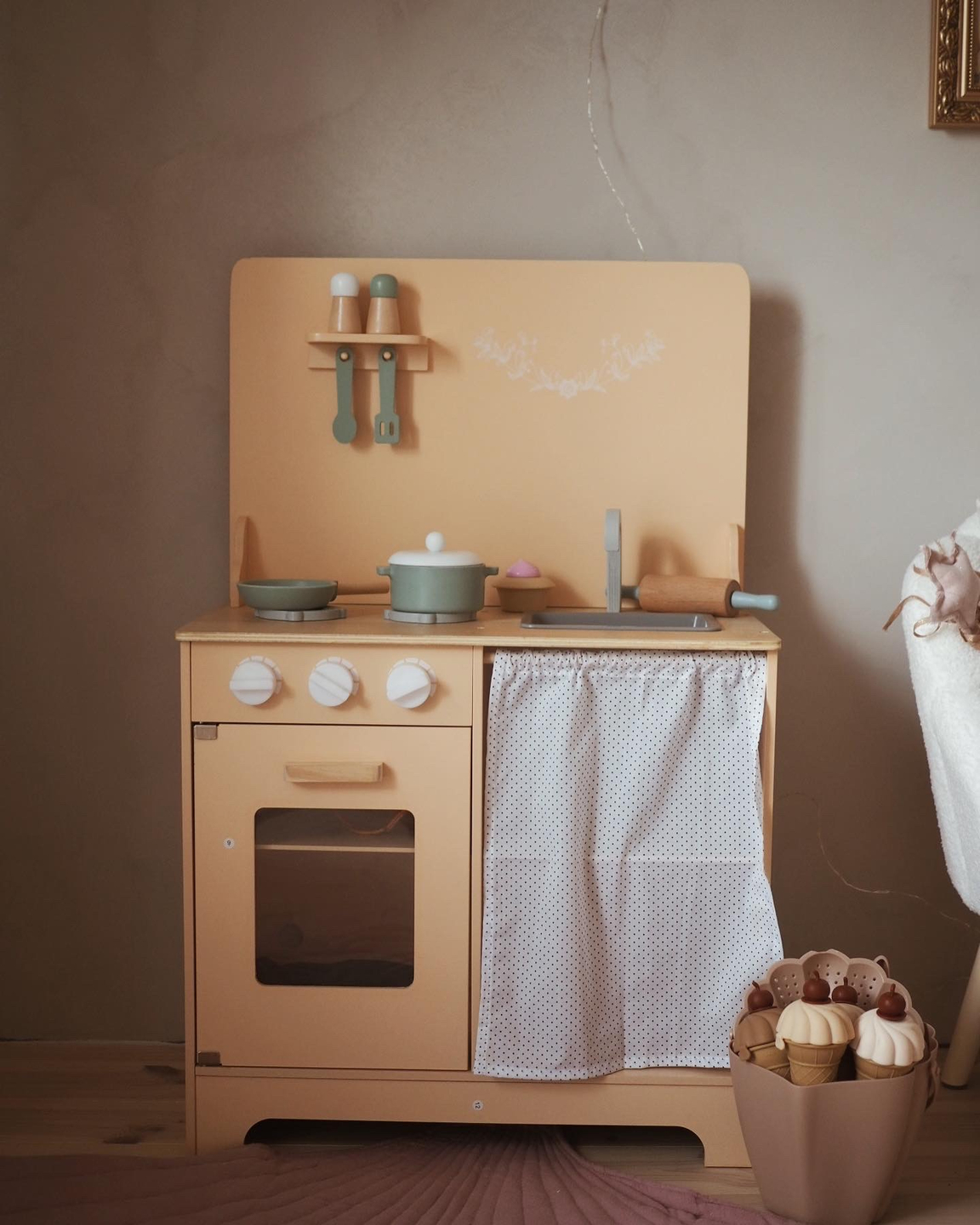 Cozinha de madeira com avental, acessórios e iluminação LED