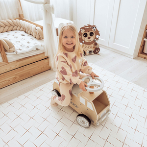 Passeio de madeira, carro, carro de brinquedo com blocos