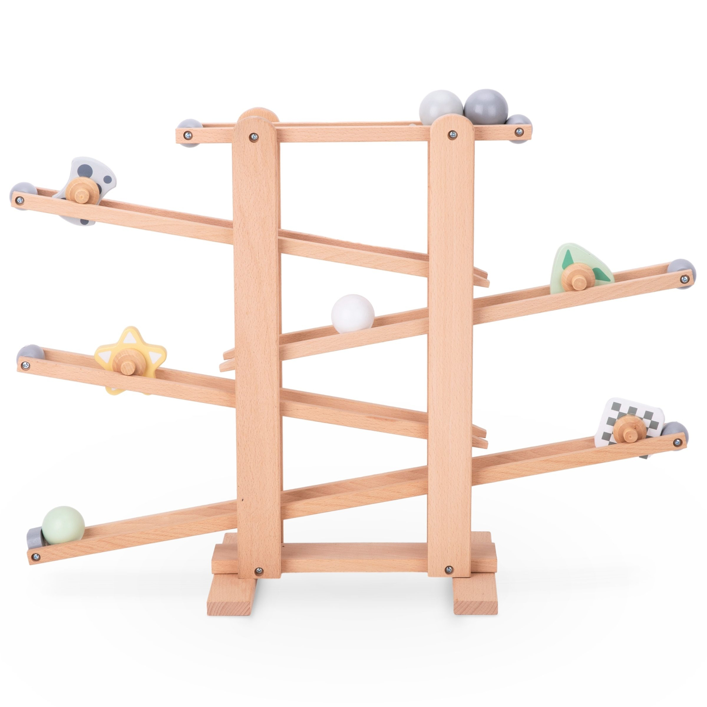 Uma grande pista de bolas de madeira - um escorregador com elementos giratórios